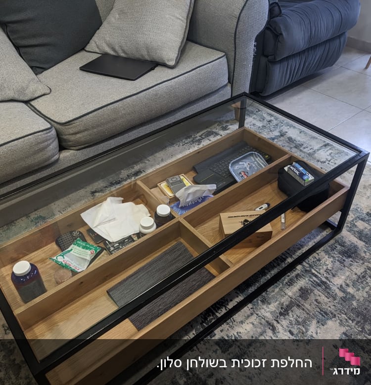 שולחן זכוכית עם חפצים שונים מתחת לזכוכית